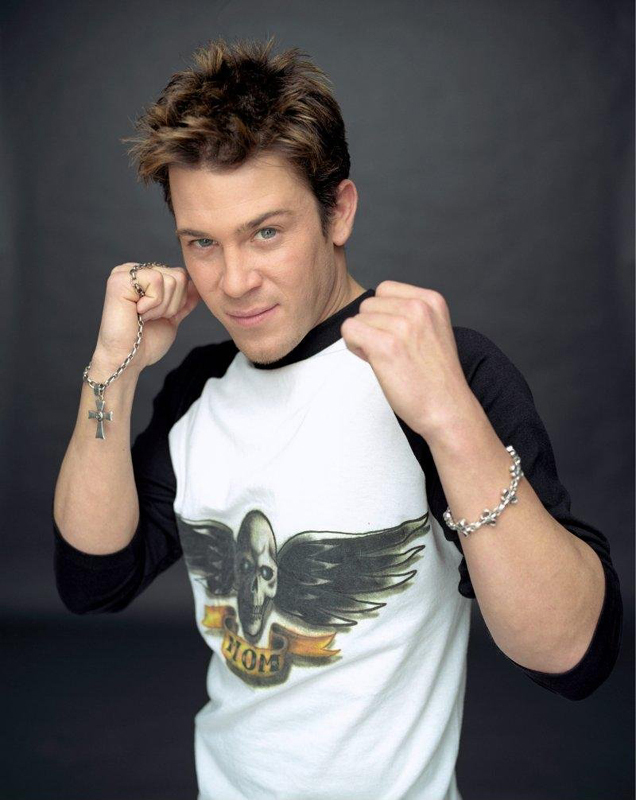 Christian_Kane_Skullshirt_2