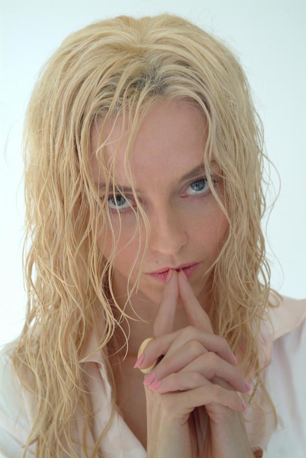 Juliet-juliet-landau-2393964-600-896