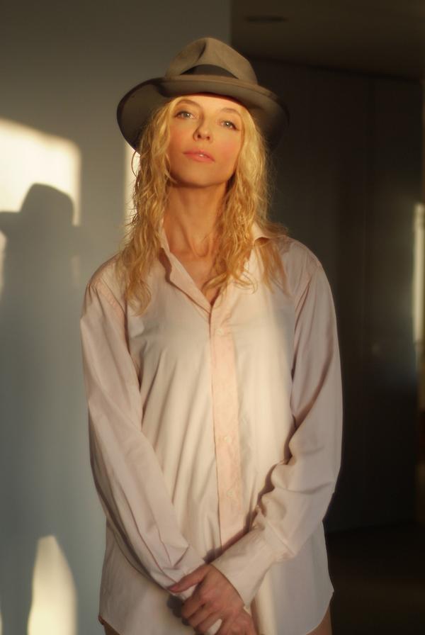 Juliet-juliet-landau-2393977-600-896