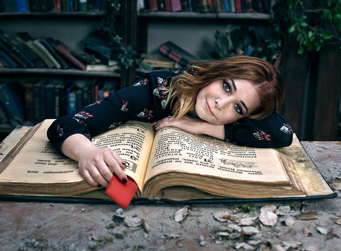 jw-ew_12-alyson-hannigan-library.jpg